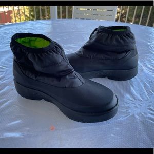 Oofos Waterproof Boots Size 8
